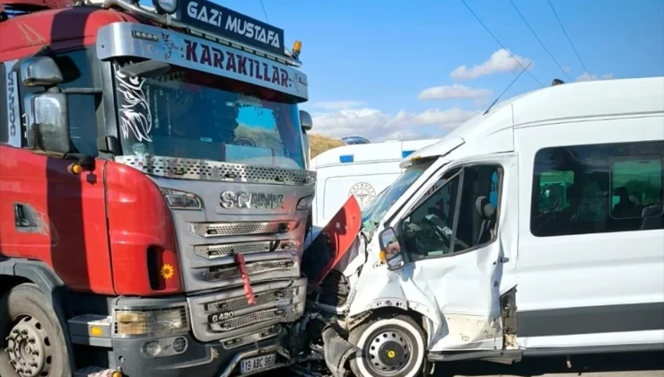 Çorum’da servis minibüsü, otomobil ve tırın çarpışması sonucu 14 kişi yaralandı