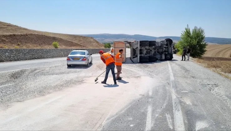 Çorum’un Alaca ilçesinde kamyon devrildi, sürücü yaralandı