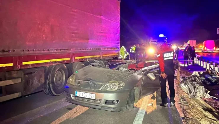 Amasya’da Feci Kaza: Lastiği Patlayan Tır Dorsasına Çarpan Otomobilin Sürücüsü Hayatını Kaybetti